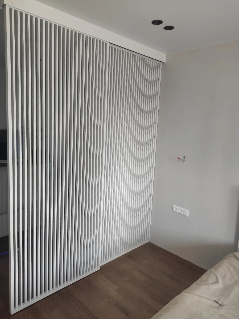 Раздвижная реечная межкомнатная перегородка белого цвета в стиле лофт от Gintereo. Заказать и купить в Москве, СПБ