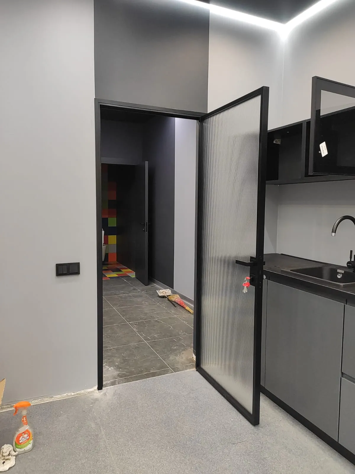 Стеклянная рифленая дверь Gintereo серии WAVY-01 в интерьере кухни. Заказать, купить межкомнатные двери из рифленого стекла