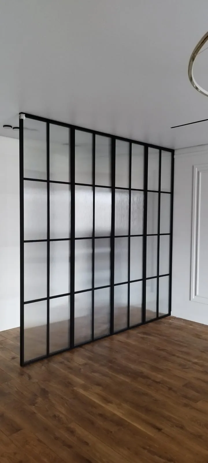 Статичная матовая межкомнатная перегородка Gintereo в интерьере. Заказать и купить стеклянную перегородку в Москве, СПБ