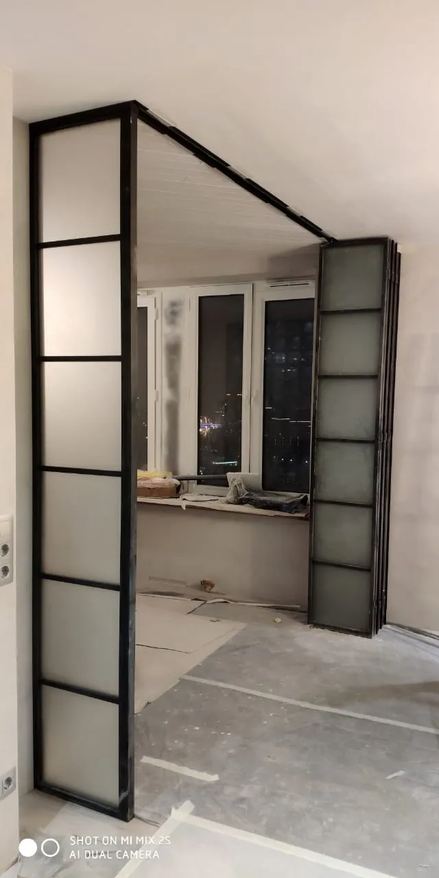 Монтаж складной межкомнатной перегородки (книжка, гармошка) на объекте. Купить перегородку для зонирования от Gintereo