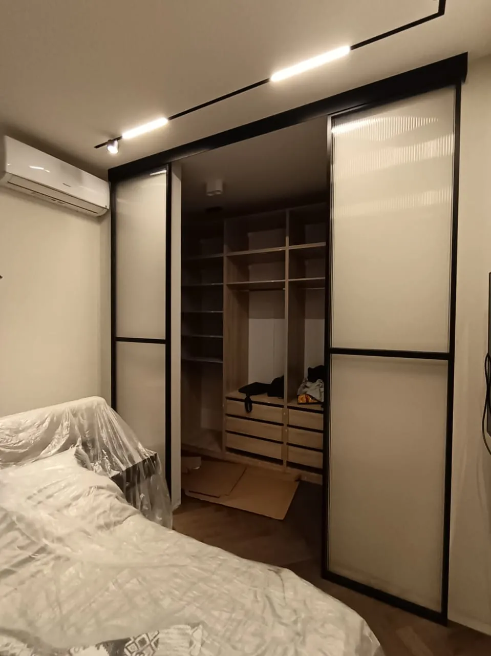 Раздвижные стеклянные двери в гардеробную. Проект Gintereo. Купить и заказать двери купе из рифленого стекла в Москве, СПБ