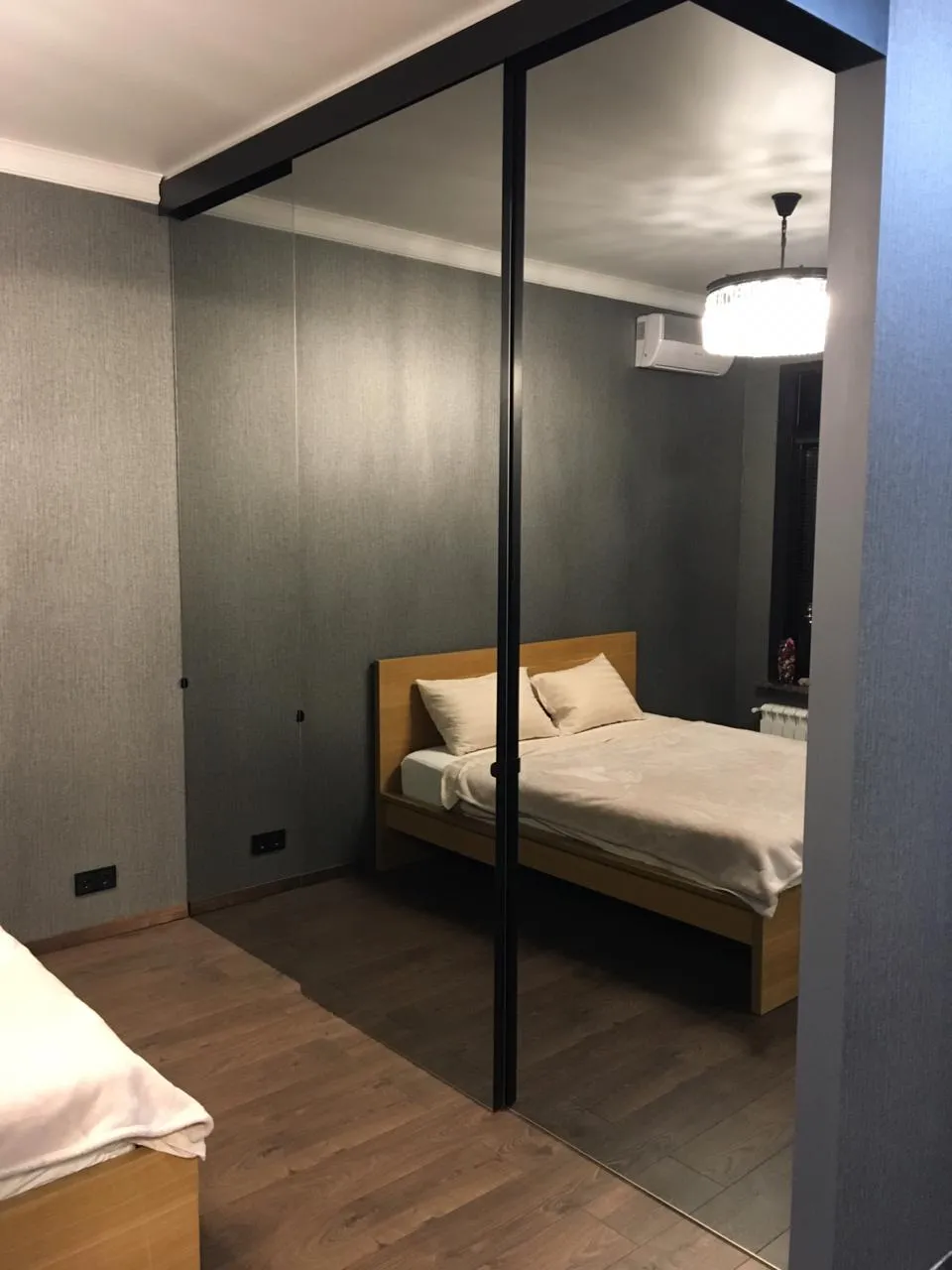 Зеркальная стеклянная дверь для встроенного шкафа-купе Gintereo. Заказать и купить двери из стекла для шкафа в Москве, СПБ