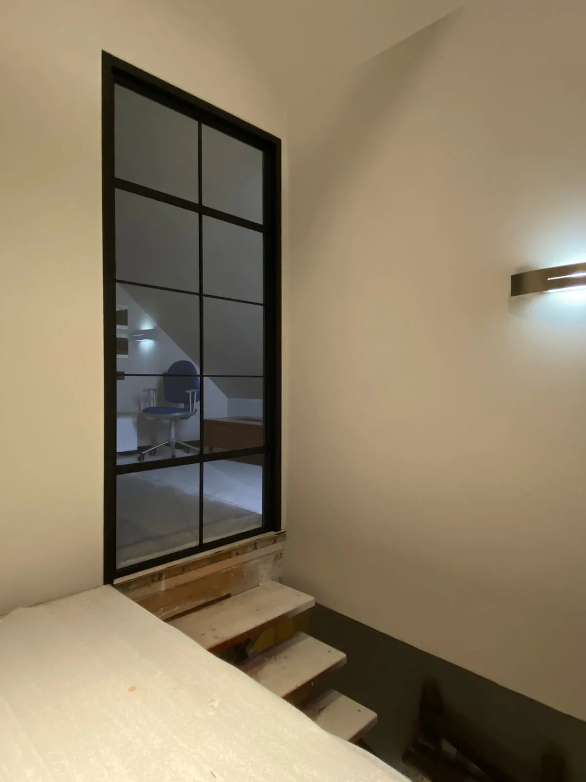 Стеклянная лофт дверь с черным профилем от Gntereo. Купить дверь из стекла по своим размерам под заказ в Москве, СПБ