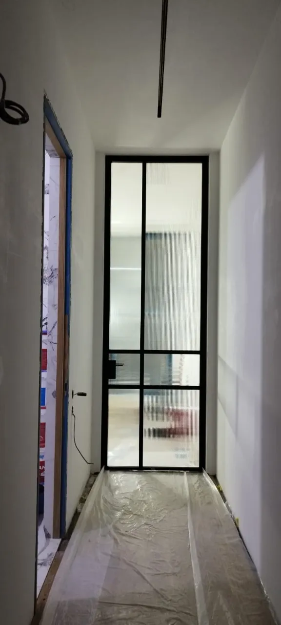 Межкомнатная дверь из рифленого стекла в стиле лофт. Купить стеклянную прозрачную дверь в Москве, Санкт-Петербурге