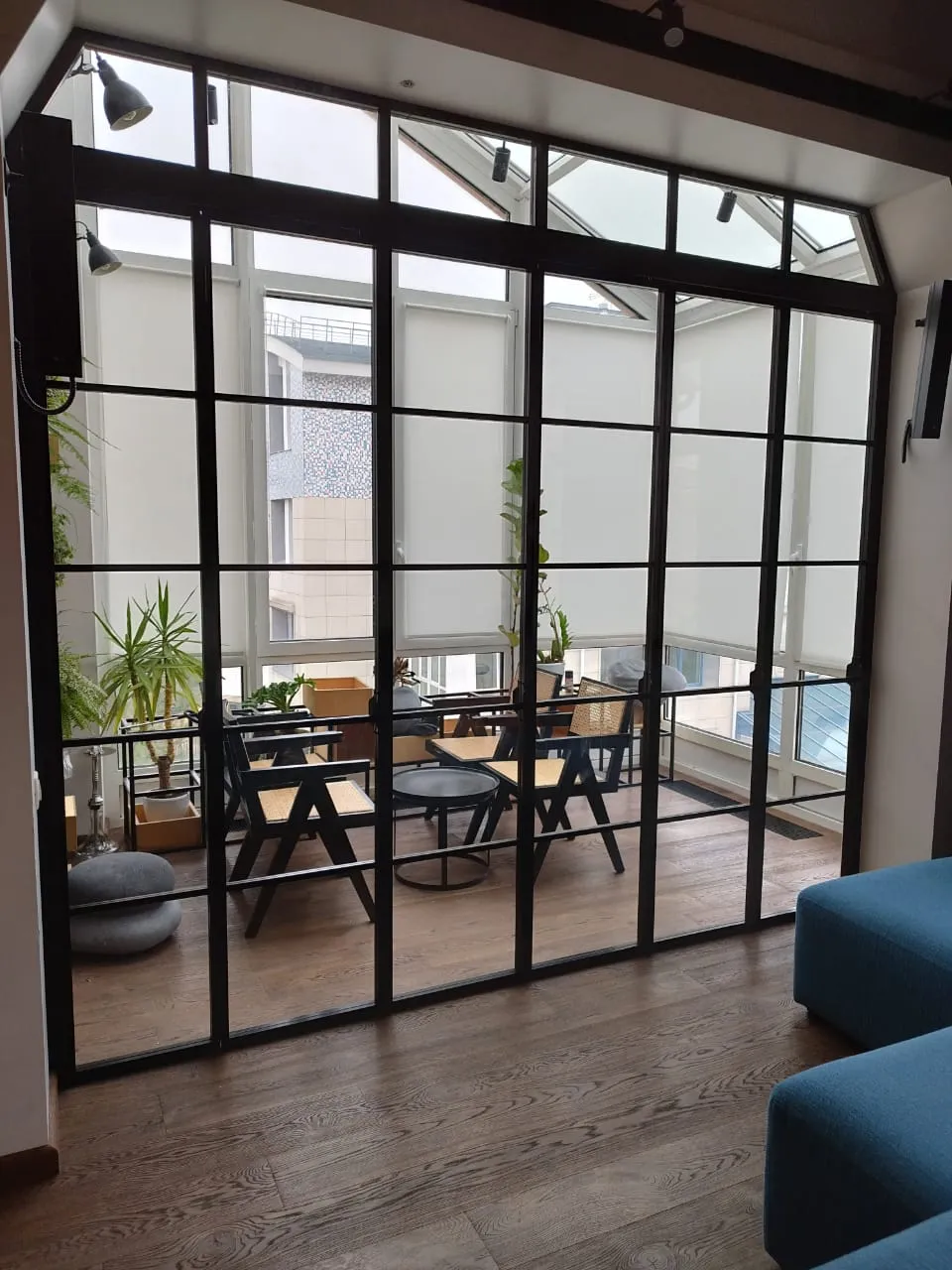 Распашная межкомнатная алюминиевая лофт перегородка Gintereo без заполнения зонирует лоджию от гостиной в квартире