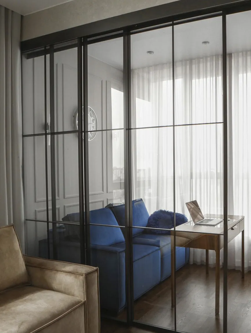 Прозрачная раздвижная лофт перегородка из стекла Gintereo в кабинете. Купить стеклянную межкомнатную перегородку на заказ