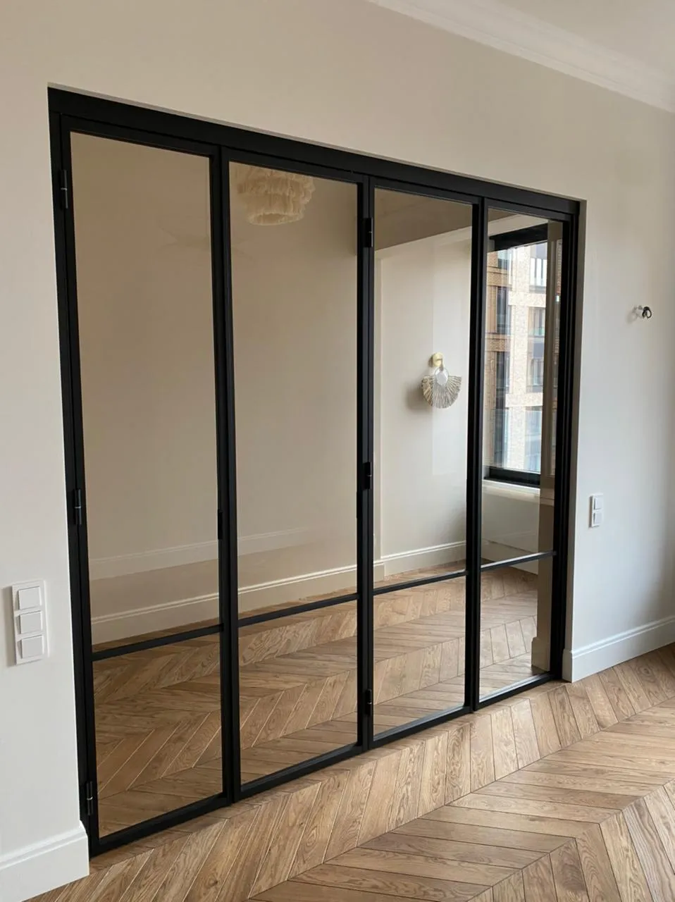 Распашная стеклянная зеркальная перегородка Gintereo. Купить межкомнатную перегородку с зеркалами под заказ в Москве