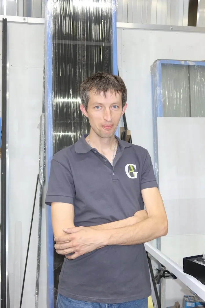 Портрет мастера цеха Gintereo на производстве межкомнатных алюминиевых перегородок для зонирования из стекла в стиле лофт