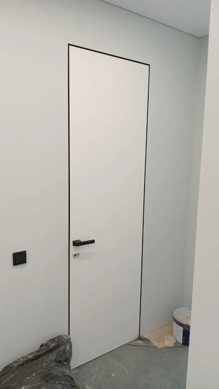 Белая скрытая дверь в стиле лофт от Gintereo. Заказать и купить дверь скрытого монтажа в Москве, СПБ