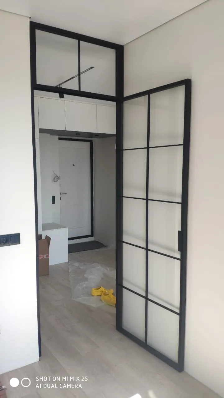 Межкомнатная дверь из стекла в стиле лофт. Купить стеклянную  прозрачную дверь в Москве, Санкт-Петербурге