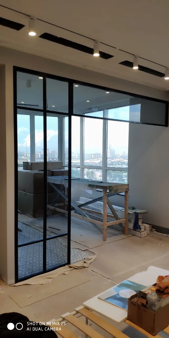 Межкомнатная статичная стеклянная перегородка в процессе установки. Проект зонирования от Gintereo. Заказать расчет в Москве