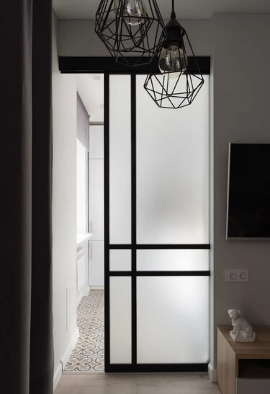 Стеклянная матовая межкомнатная перегородка в интерьере гостиной. Заказать, купить статичную перегородку из стекла в Москве