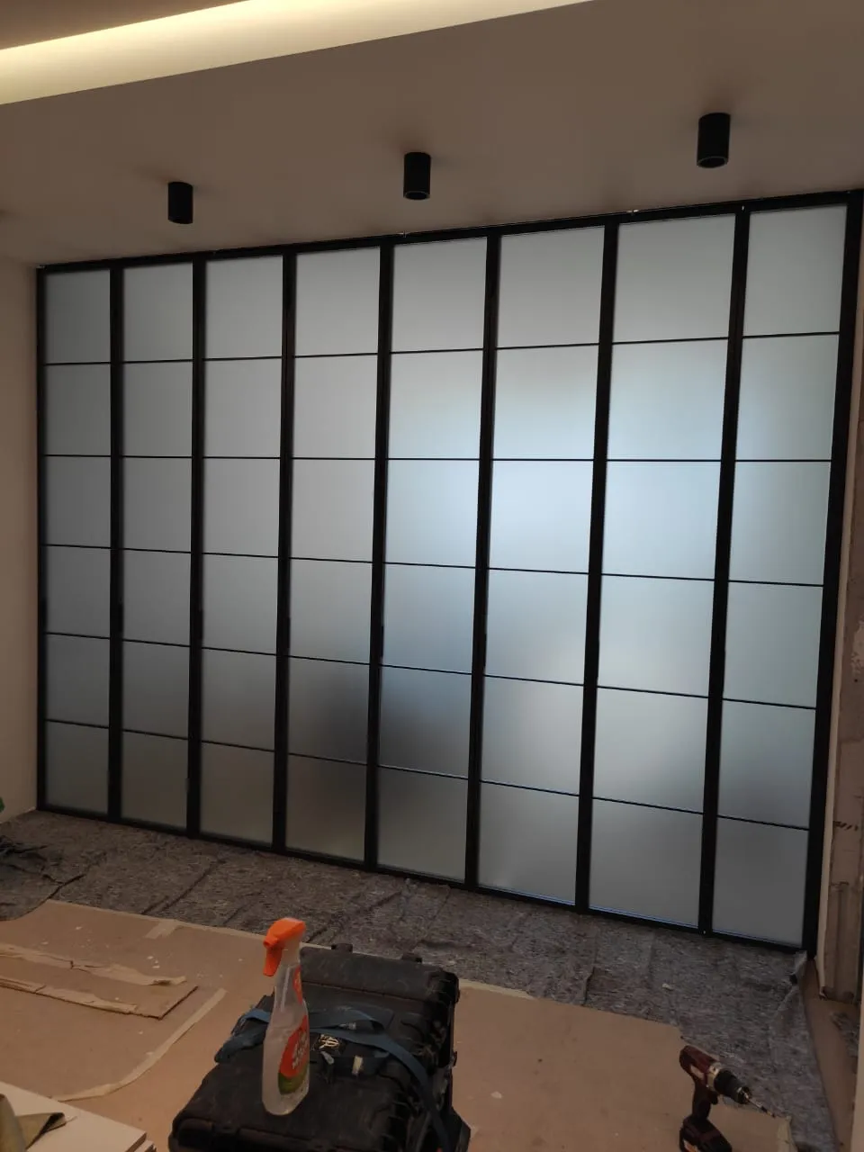 Стационарная матовая стеклянная перегородка для зонирования Gintereo. Купить межкомнатную лофт перегородку под заказ