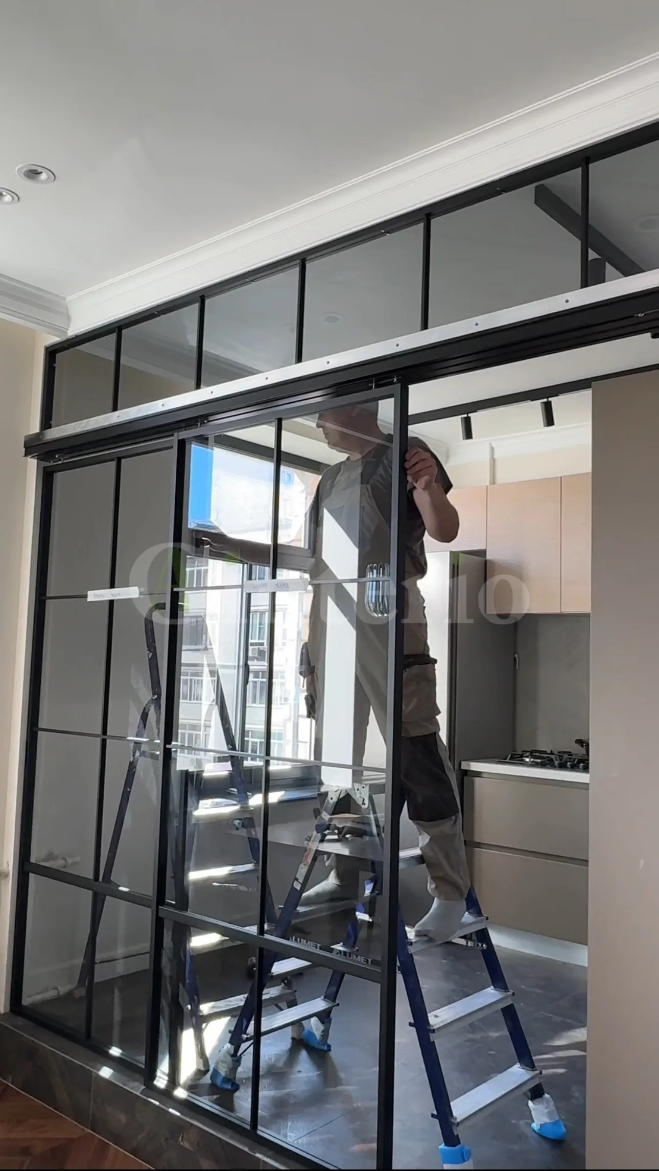 Специалист Gintereo устанавливают статичную стеклянную перегородку. Заказать, купить межкомнатную перегородку из стекла 