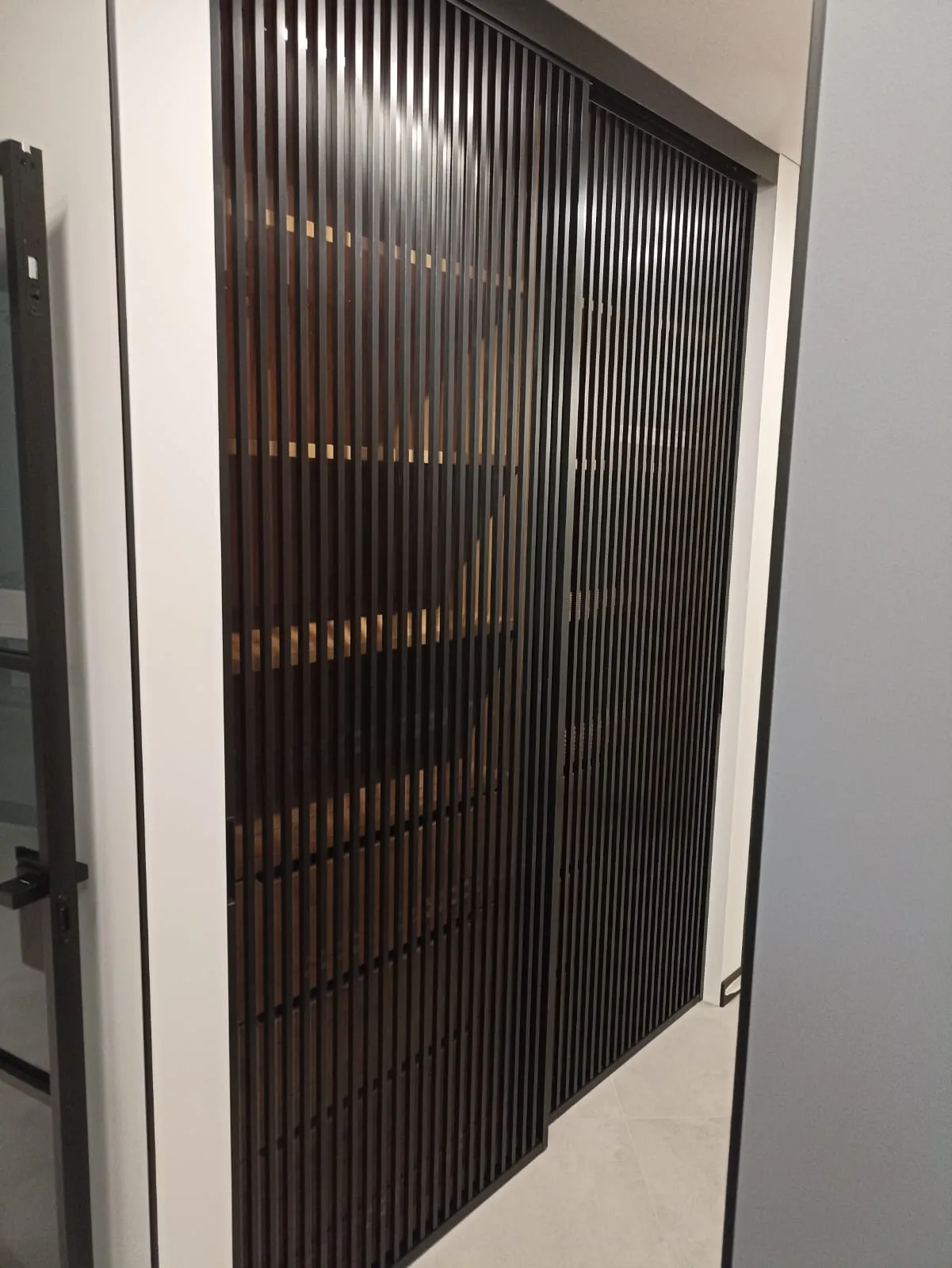 Раздвижная реечная межкомнатная перегородка в стиле лофт от Gintereo. Купить перегородку из реек под заказ в Москве, СПБ