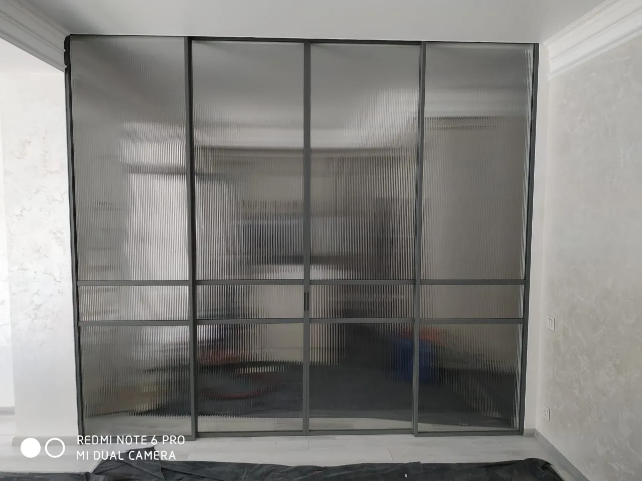 Раздвижная перегородка из рифленого стекла Gintereo. Купить межкомнатную стеклянную перегородку для зонирования под заказ 