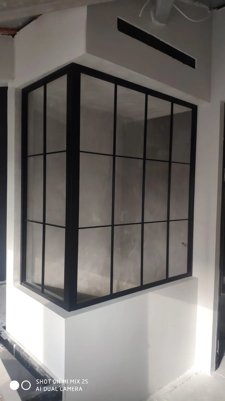 Статичная перегородка Gintereo в интерьере новостройки. Заказать и купить межкомнатные перегородки из стекла в Москве, СПБ