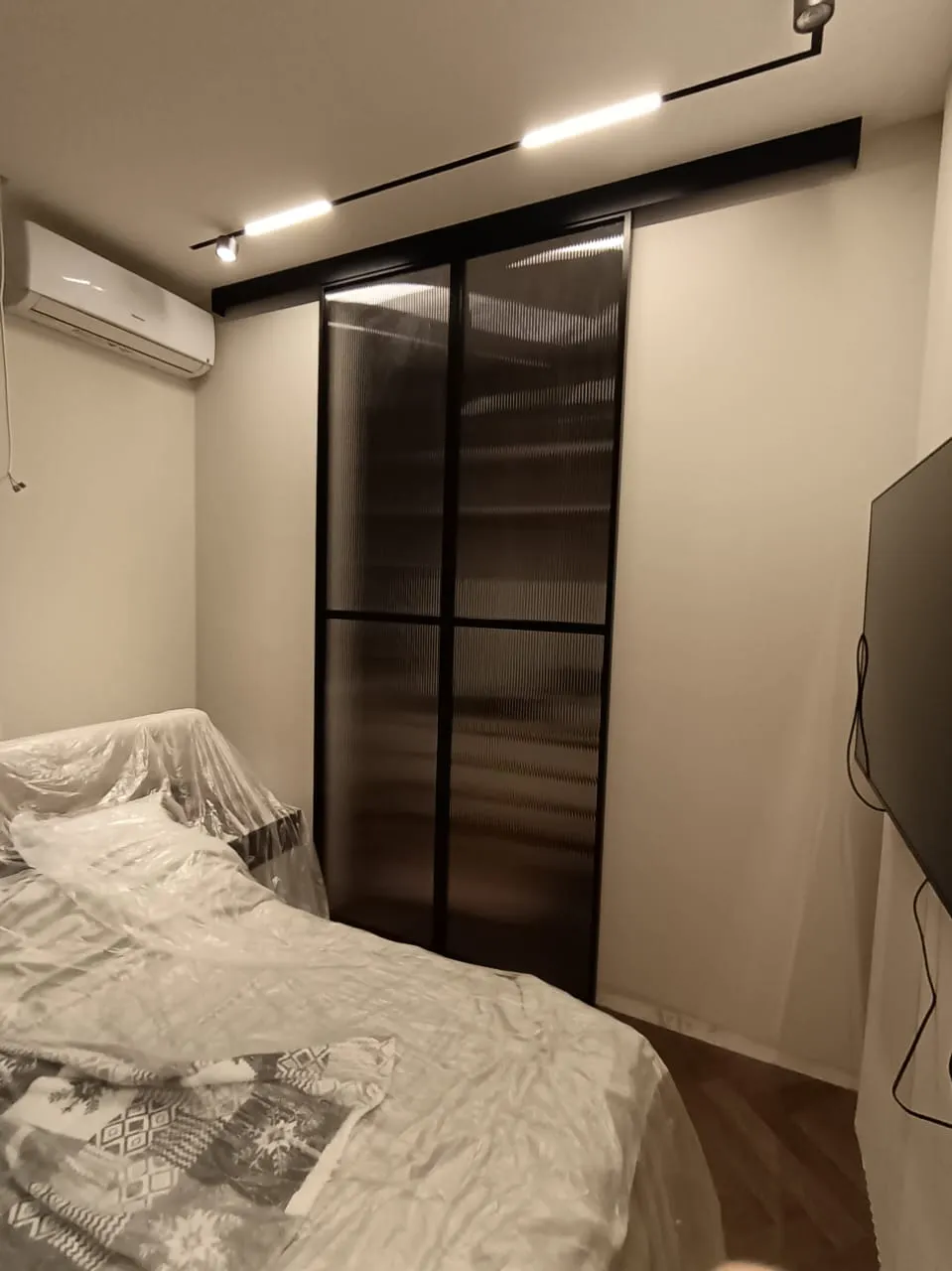 Раздвижная рифленая пергородка с черным алюминиевым профилем. Купить стеклянную межкомнатную перегородку под заказ в Москве