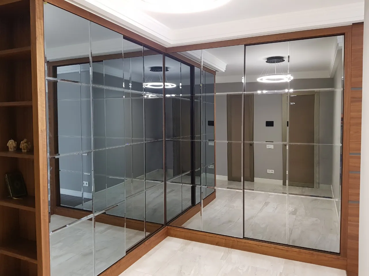 Раздвижные зеркальные двери для шкафа-купе от Gintereo. Купить стеклянные двери для шкафа под заказ в Москве и СПБ