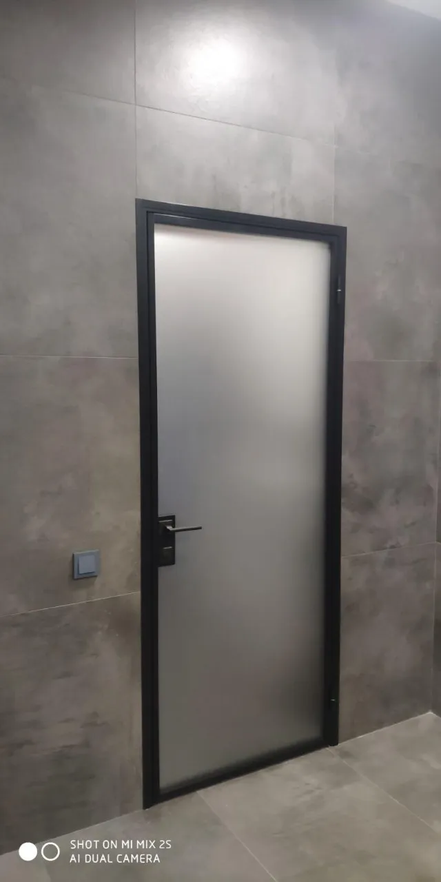 Стеклянная матовая дверь с черным профилем от Gintereo. Купить и заказать межкомнатную дверь из стекла в Москве, СПБ