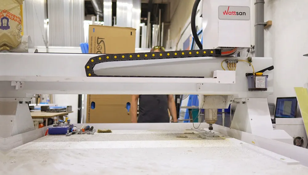 Станок ЧПУ Wattsan в цехе Gintereo - производителей алюминиевых межкомнатных перегородок в стиле лофт на заказ