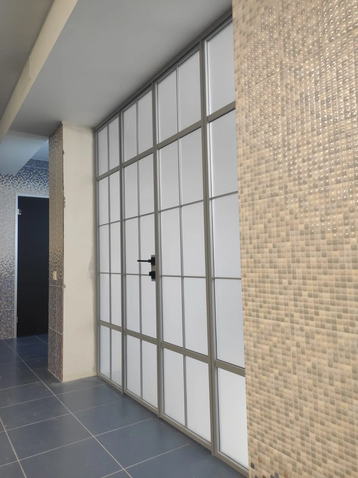 Распашная межкомнатная алюминиевая перегородка из стекла Gintereo. Купить стеклянную перегородку под заказ в Москве, СПБ