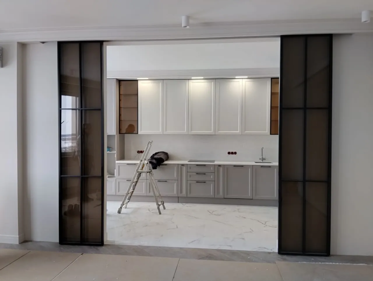 Раздвижная межкомнатная стеклянная лофт перегородка Gintereo. Заказать, купить перегородку из тонированного стекла в Москве