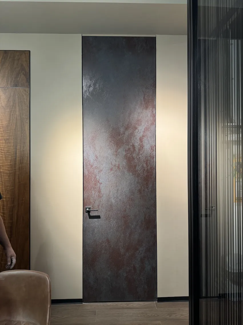 Скрытая межкомнатная дверь под покраску от Gintereo в квартире. Заказать и купить инвизибл дверь скрытого монтажа в Москве