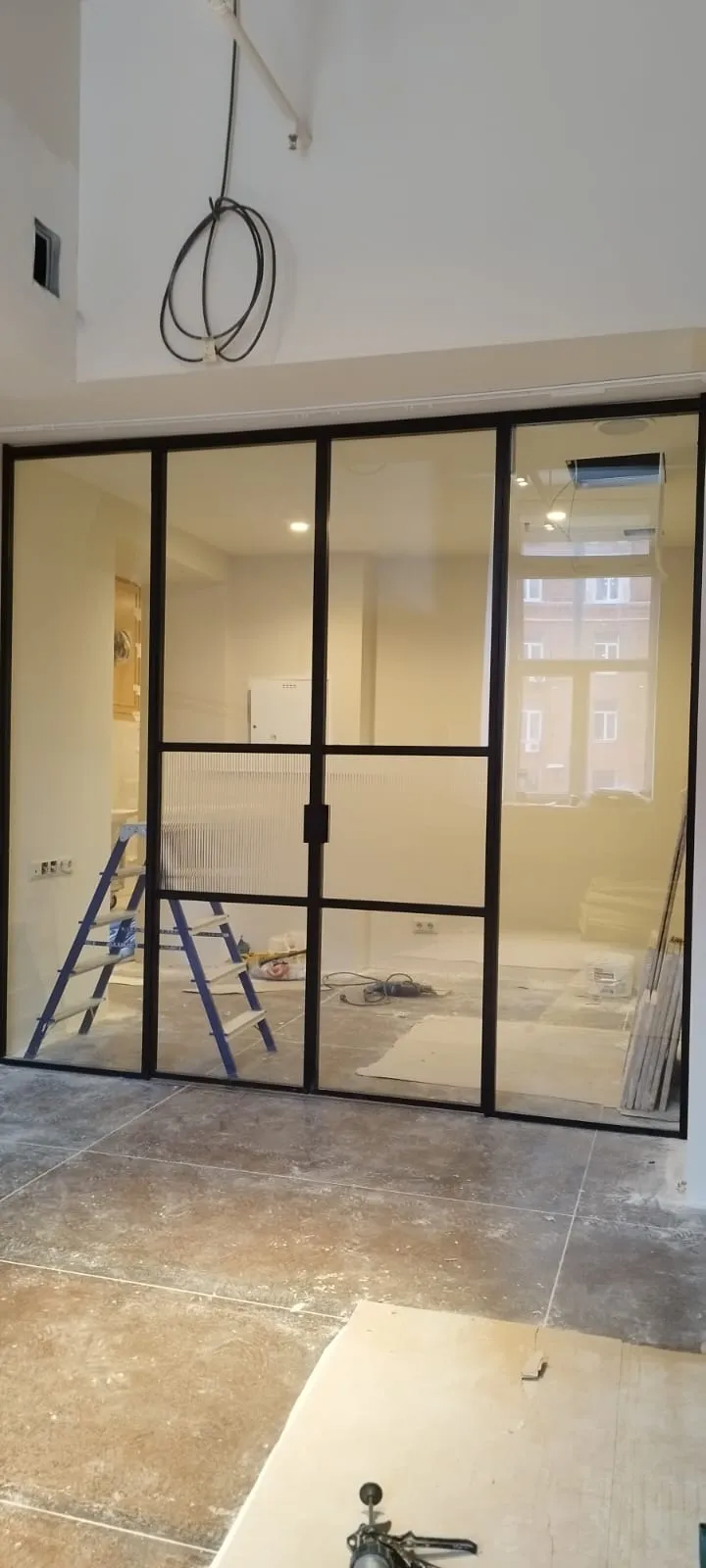 Статичная перегородка из прозрачного и рифленого стекла с распашной дверью. Заказать, купить стеклянную перегородку Gintereo 