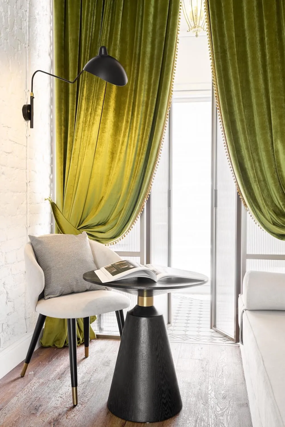 Распашная стеклянная рифленая межкомнатная перегородка белого цвета в стиле лофт от Gintereo. Заказать и купить в Москве, СПБ