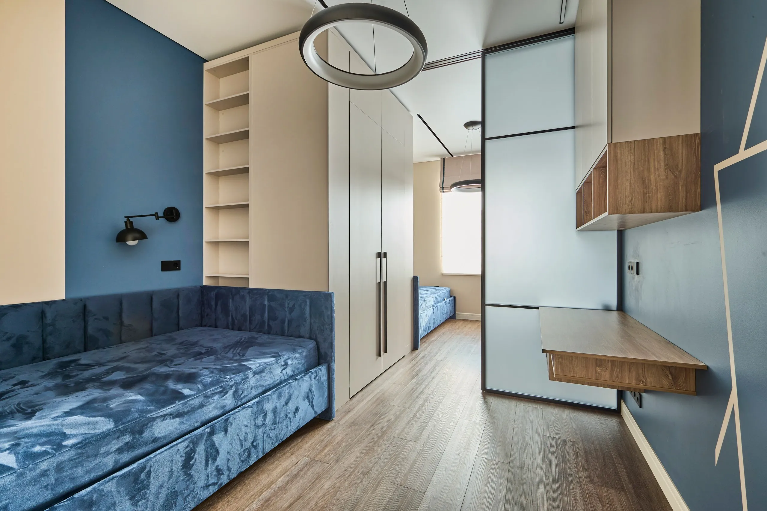 Раздвижная стеклянная межкомнатная перегородка SLIDE-01 в стиле лофт от Gintereo. Заказать и купить перегородку из стекла в Москве, СПБ 