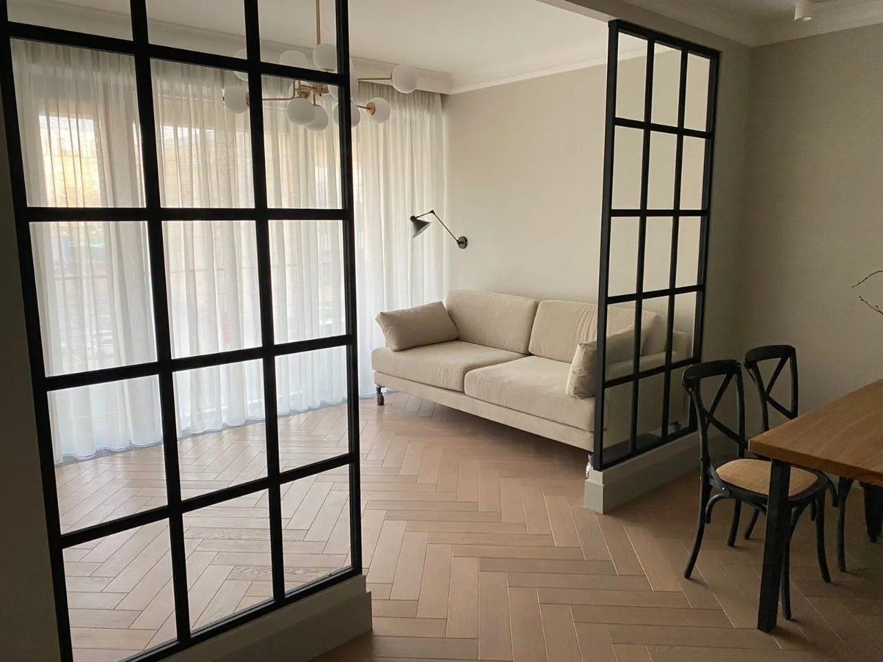 Статичные стеклянные перегородки Gintereo в интерьере гостиной. Купить, заказать межкомнатные перегородки для зонирования