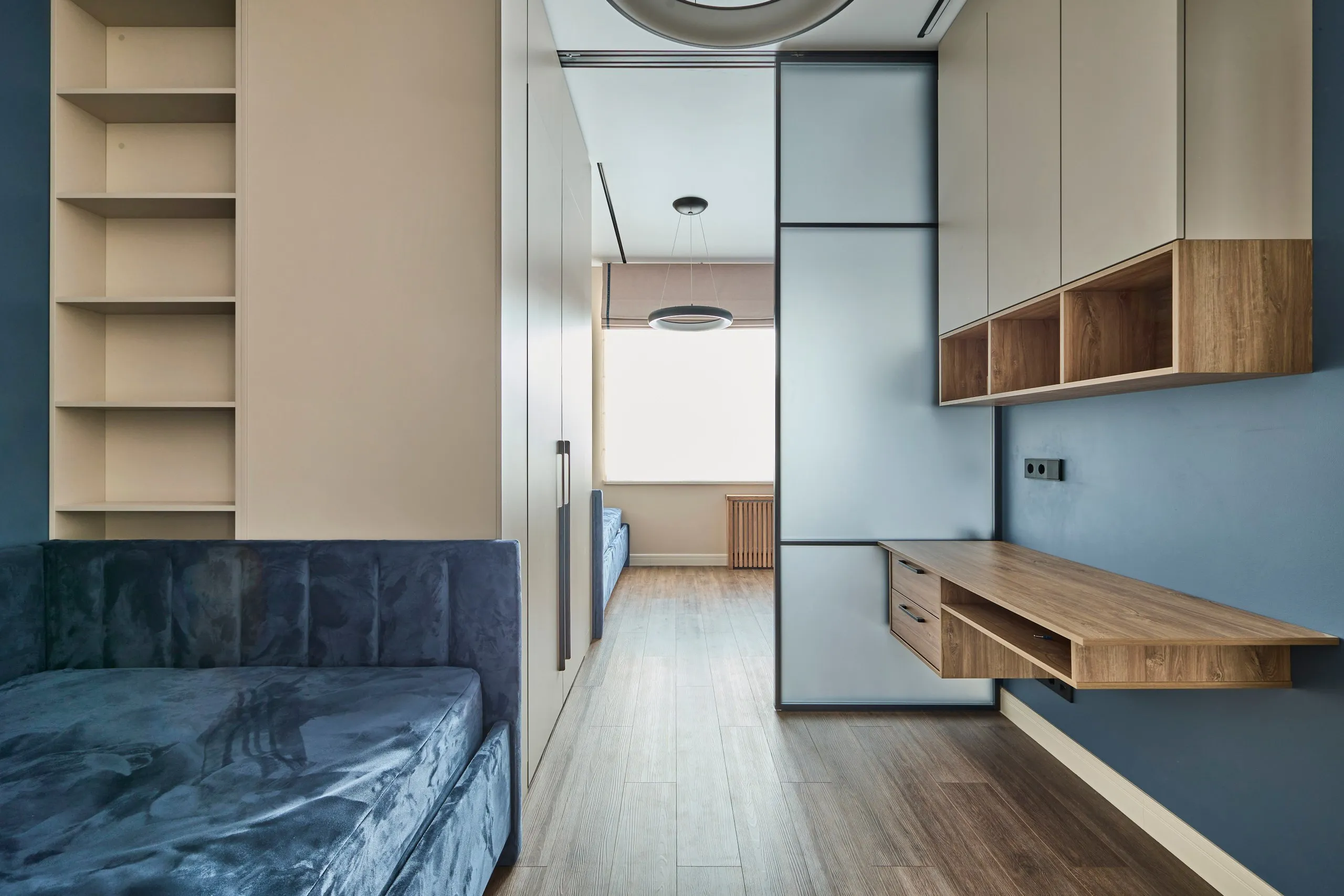 Раздвижная стеклянная межкомнатная перегородка SLIDE-01 в стиле лофт от Gintereo. Заказать и купить перегородку из стекла в Москве, СПБ 