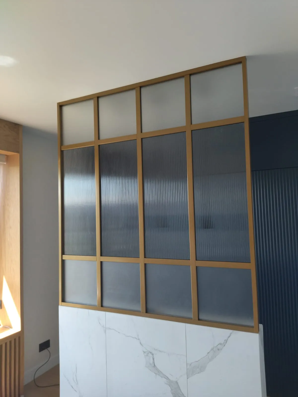 Стационарная рифленая межкомнатная перегородка в стиле лофт от Gintereo. Заказать и купить стеклянную перегородку в Москве