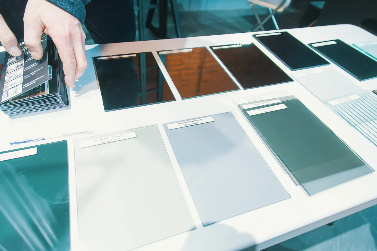 Специалист Gintereo демонстрирует варианты заполнения стеклянных межкомнатных перегородок из алюминия в стиле лофт в Москве