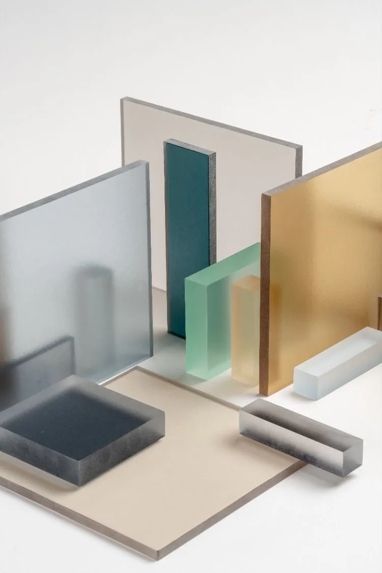 Цветные матовые стекла для будущих межкомнатных перегородок для зонирования в стиле лофт от Gintereo