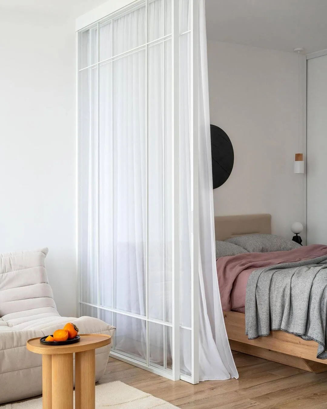 Раздвижная стеклянная межкомнатная перегородка лофт Gintereo. Заказать, купить прозрачную перегородку из стекла в Москве, СПБ