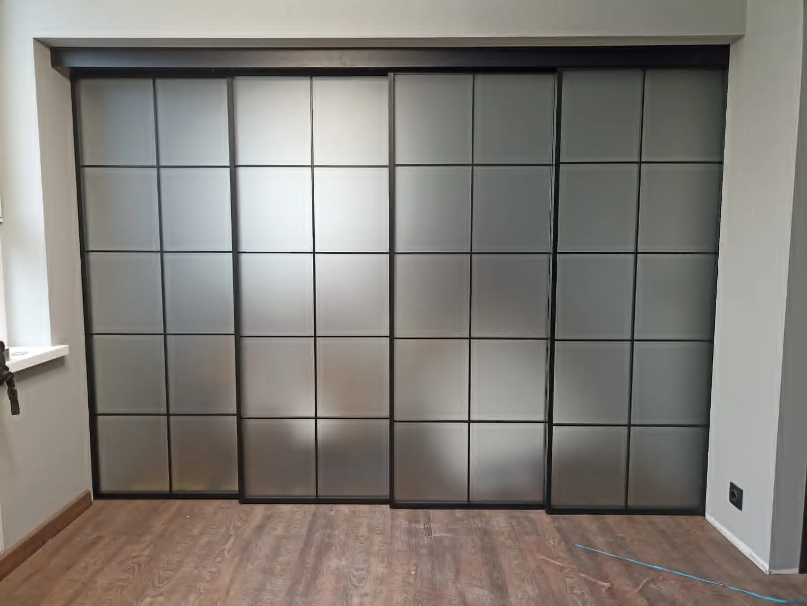 Складная стеклянная матовая межкомнатная перегородка лофт Gintereo. Заказать и купить перегородки из стекла в Москве, СПБ 