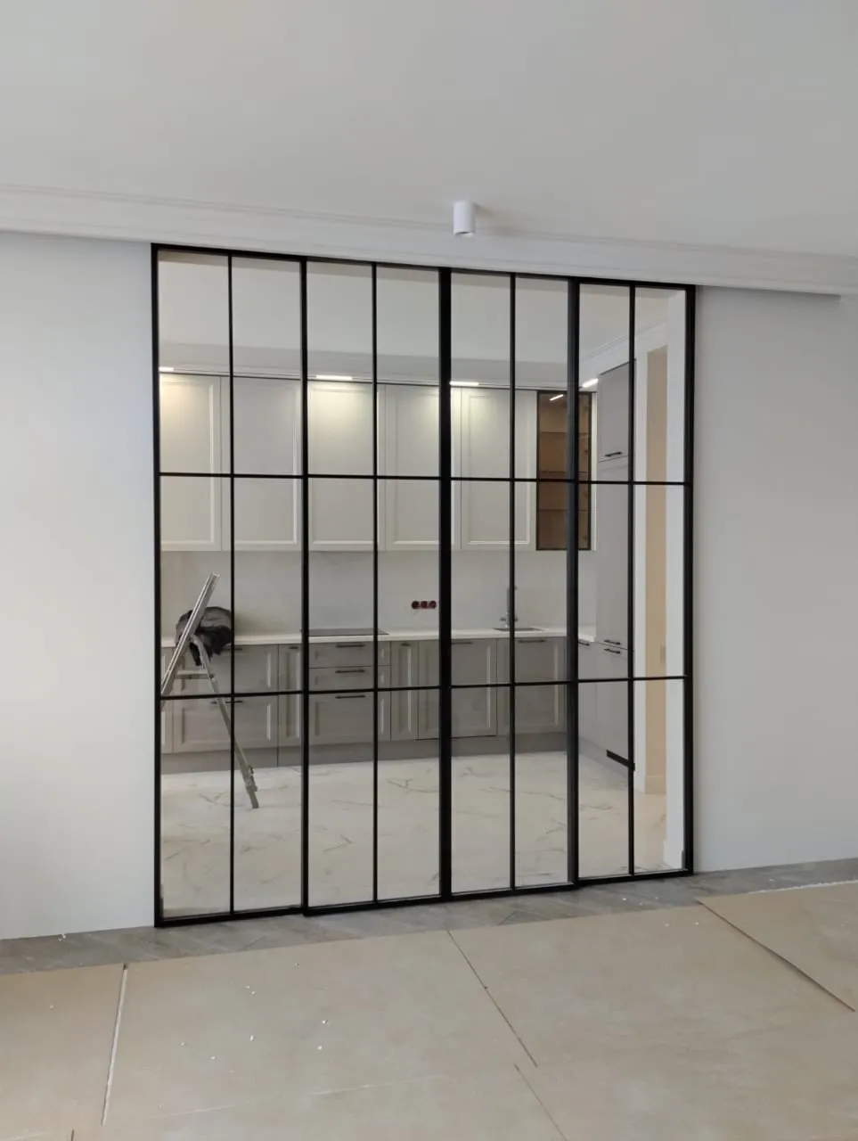 Раздвижная межкомнатная стеклянная лофт перегородка Gintereo. Заказать, купить перегородку из стекла и алюминия в Москве, СПБ