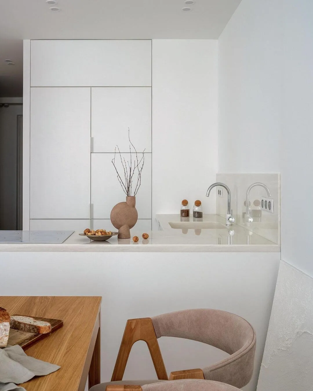 Беспрофильные матовые белые двери для шкафа-купе серии LEATHER от Gintereo. Заказать и купить дверь из кожи для шкафа-купе