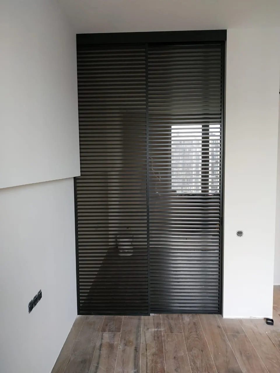 Распашная реечная перегородка в стиле лофт Gintereo. Купить межкомнатную перегородку по своим размерам на заказ в Москве, СПБ