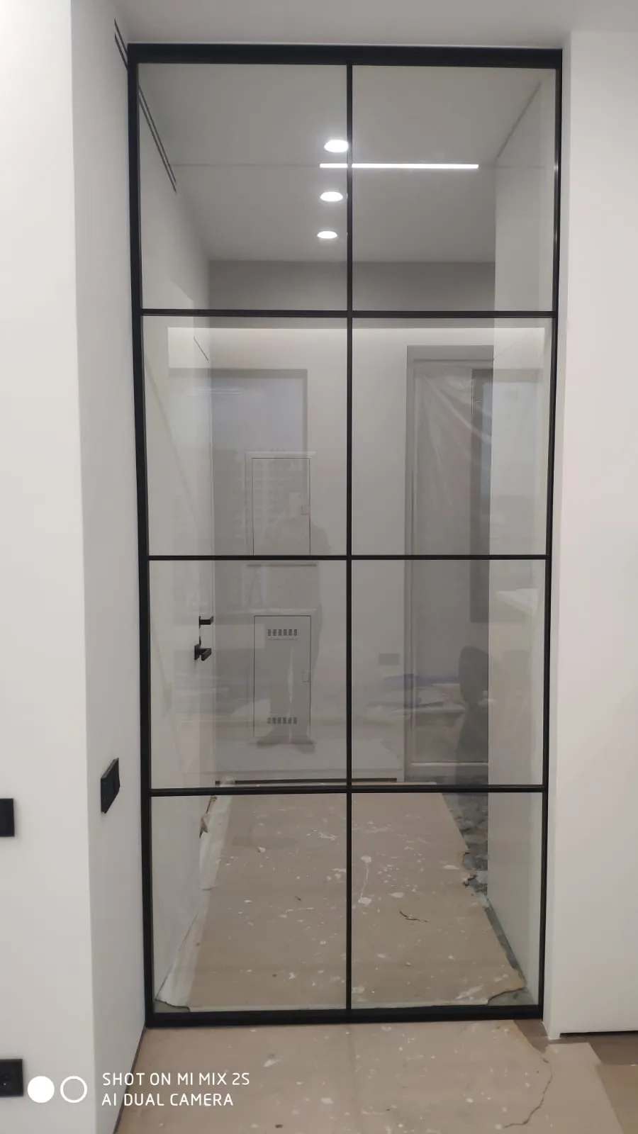 Стеклянная статичная перегородка в стиле лофт Gintereo. Купить межкомнатные прозрачные перегородки под заказ в Москве, СПБ