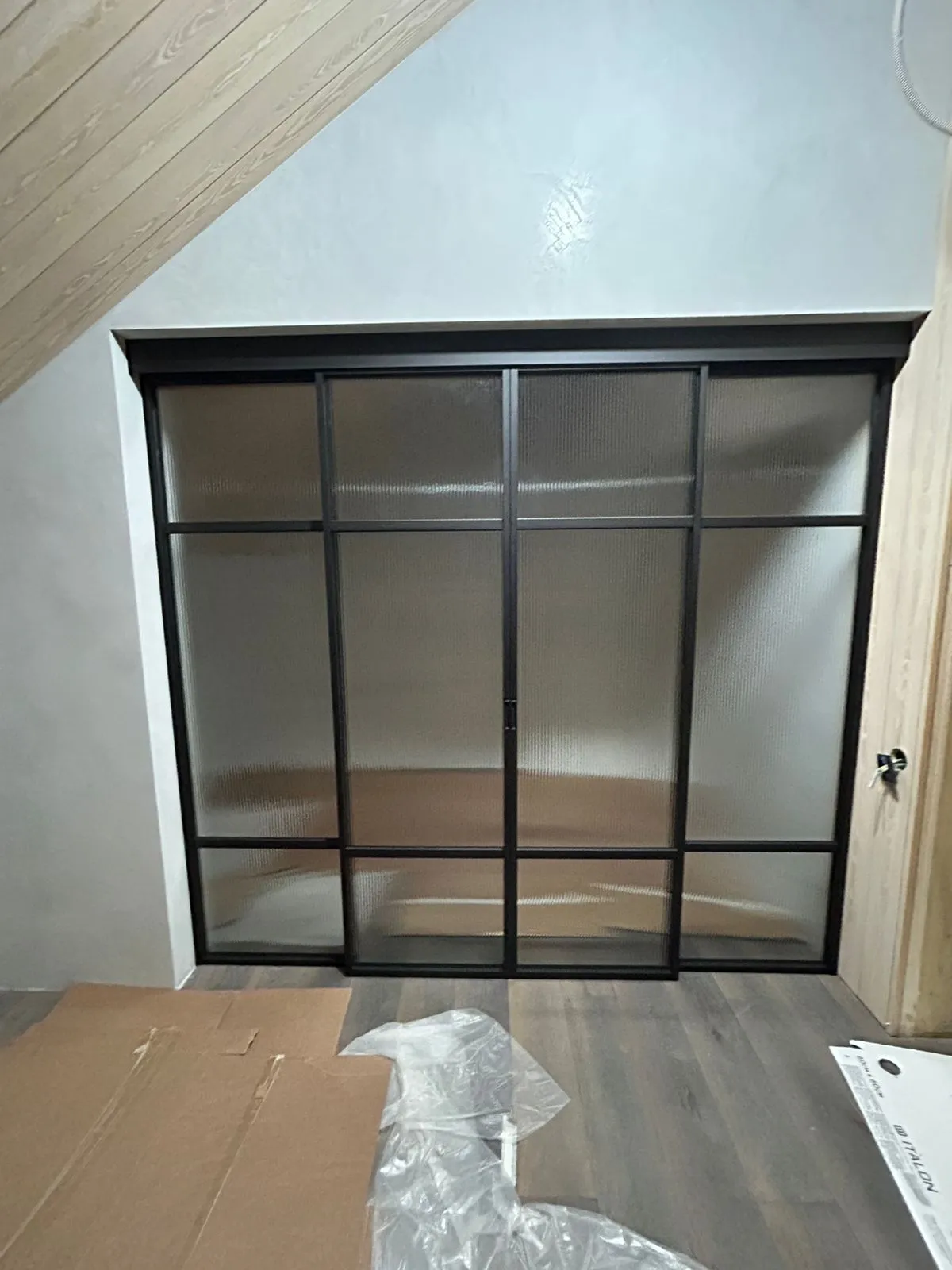 Раздвижная стеклянная перегородка с черным профилем. Купить и заказать межкомнатную перегородку из стекла в Москве, СПБ