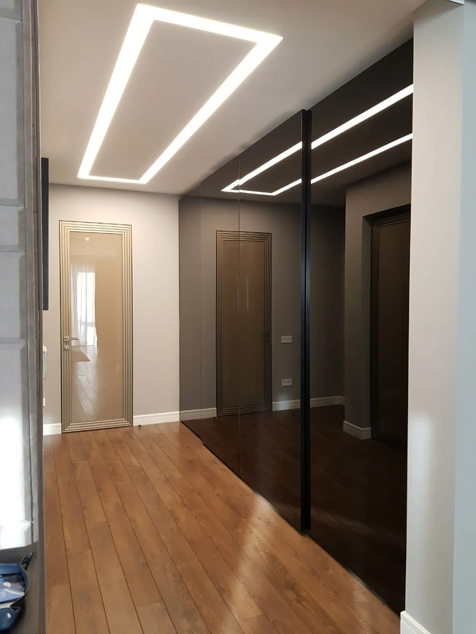 Бежевая глянцевая межкомнатная дверь в стиле лофт от Gintereo. Заказать и купить стеклянные двери в Москве, СПБ