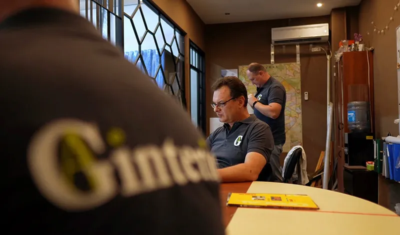 Сотрудники Ginterio в офисе за работой — заказать и купить межкомнатные перегородки и двери в Москве и Санкт-Петербурге