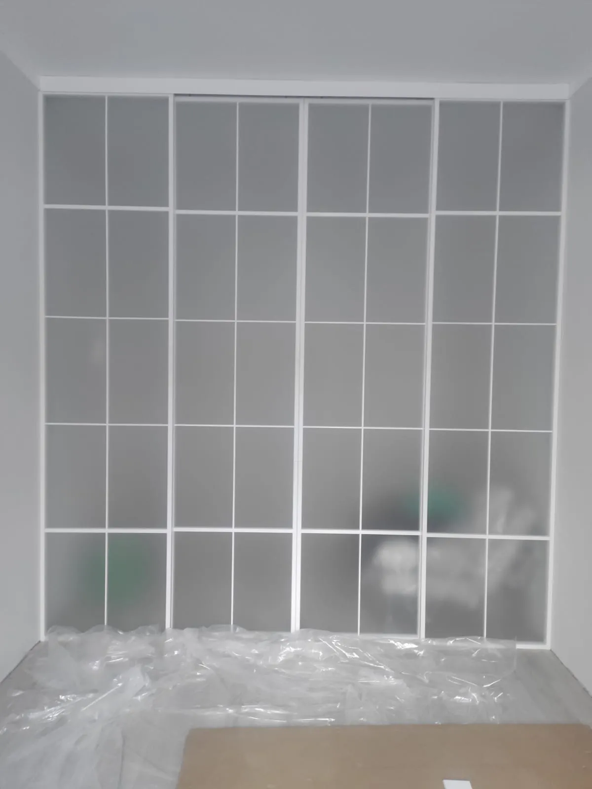 Раздвижная стеклянная перегородка белого цвета Gintereo. Купить, заказать межкомнатную перегородку из матового стекла 