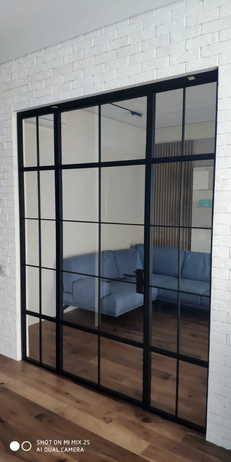 Распашная стеклянная перегородка с черным профилем Gintereo. Купить межкомнатные перегородки для зонирования на заказ в МСК