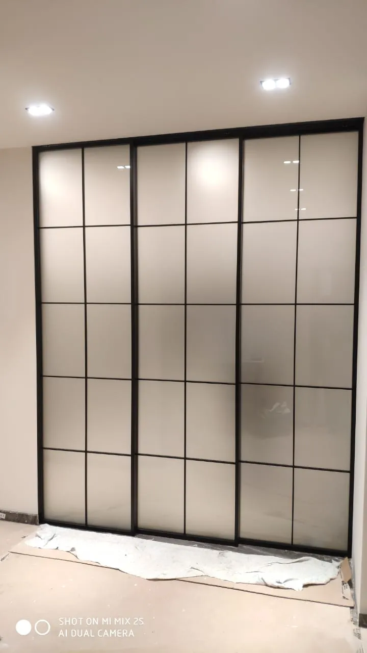 Раздвижная лофт перегородка из матового стекла Gintereo. Купить, заказать межкомнатную матовую стеклянную перегородку