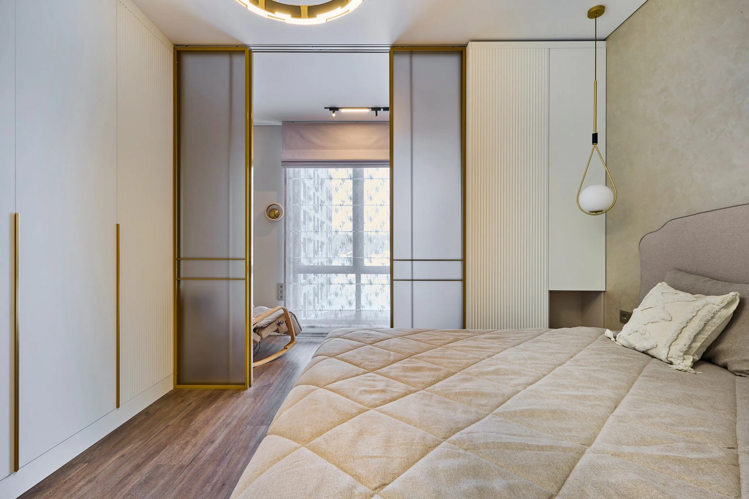 Раздвижная стеклянная межкомнатная перегородка SLIDE-01 в стиле лофт от Gintereo. Заказать и купить перегородку из стекла в Москве, СПБ 