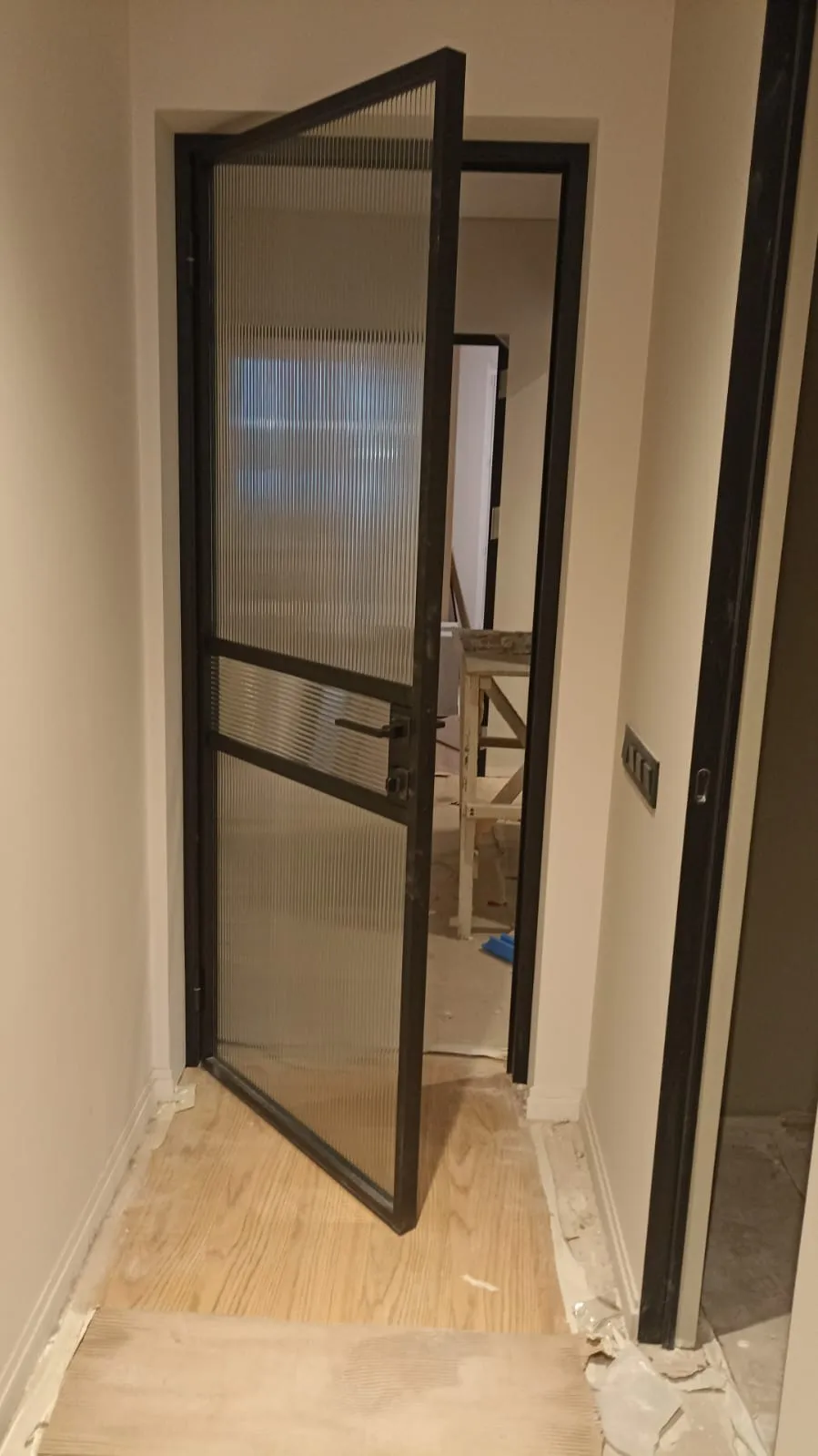 Стеклянная дверь из рифленого стекла от компании Gintereo. Заказать и купить межкомнатную дверь в Москве, СПБ